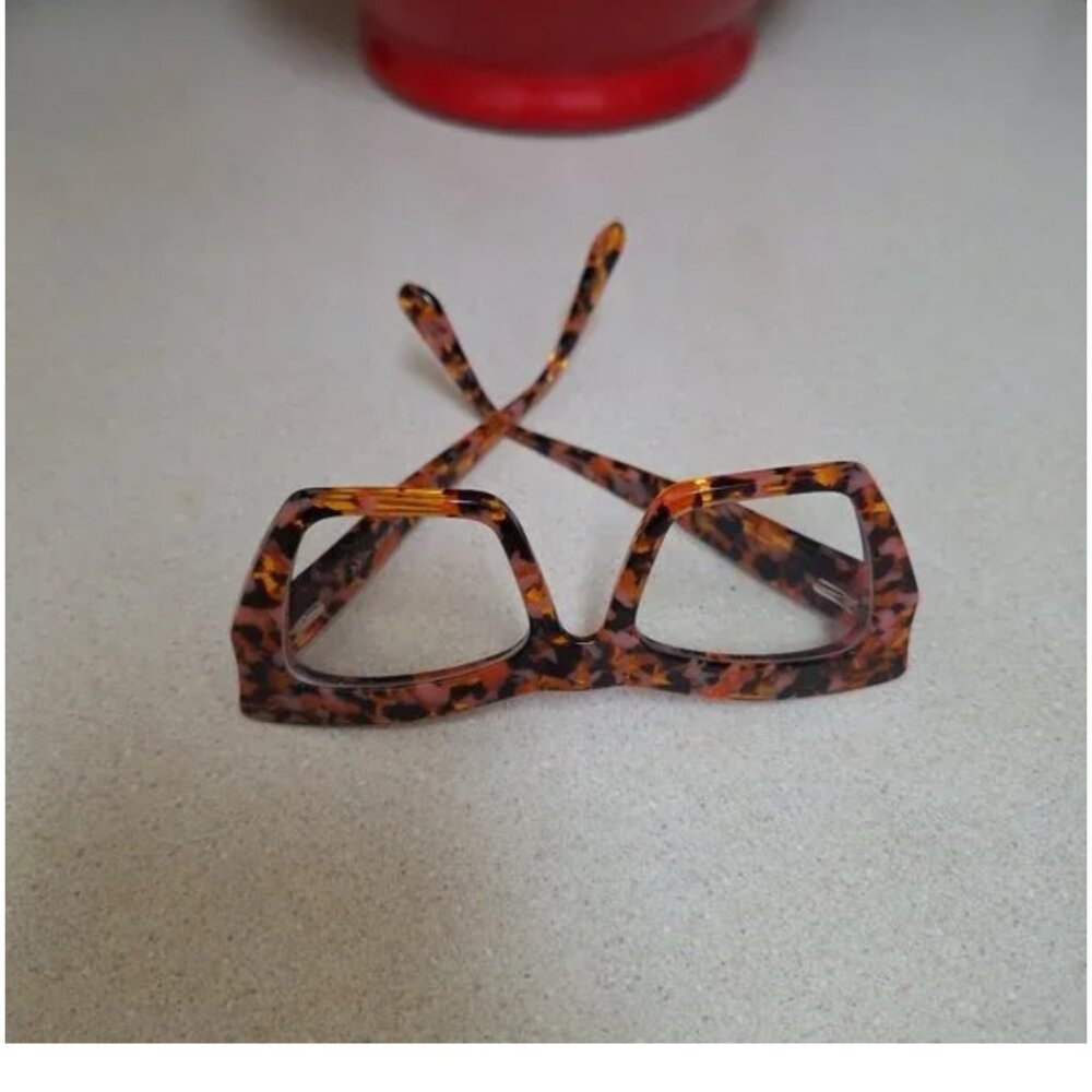 READING GLASSES.